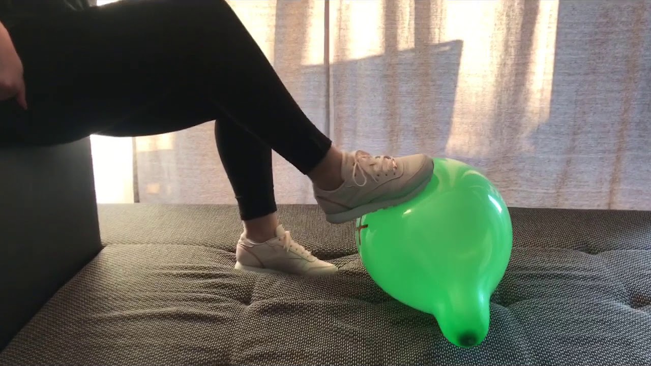 Miss Snapback - 1.000 Subscribers - Fun with a 12&ldquo; Balloon (pop, Freeclip)