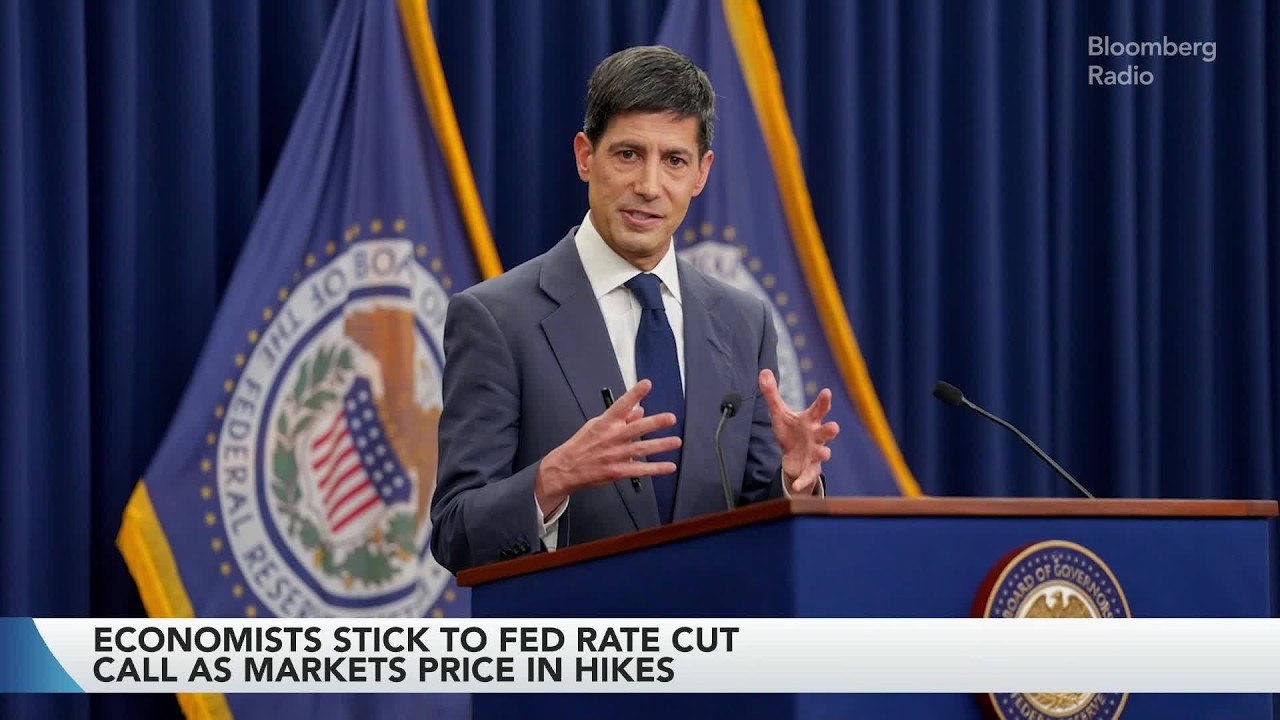 Economists Stick to Fed Rate Cut Call as Markets Price In Hikes