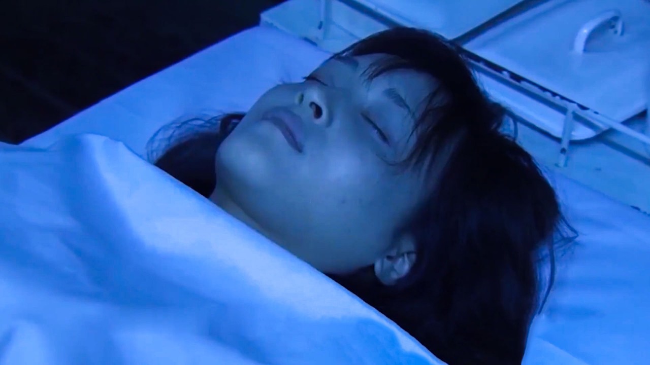 钟点工上门打扫卫生，却看到女主人躺沙发不动，凑近一看吓得半死，悬疑片