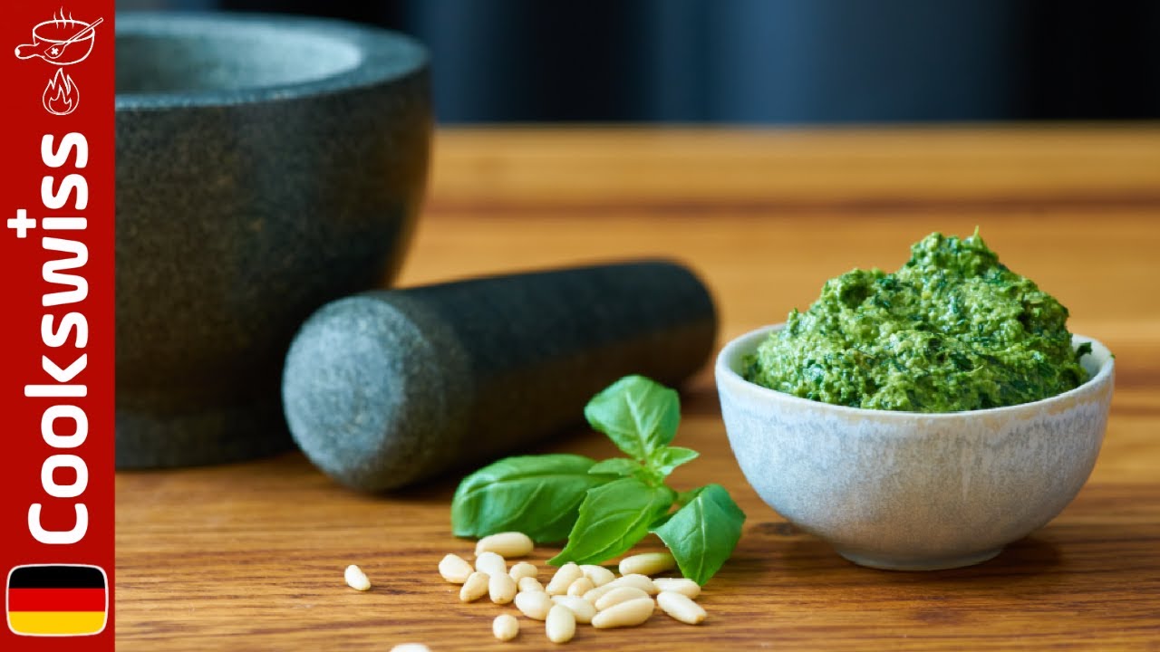 Basilikum Pesto im M&ouml;rser herstellen - Pesto alla Genovese Rezept