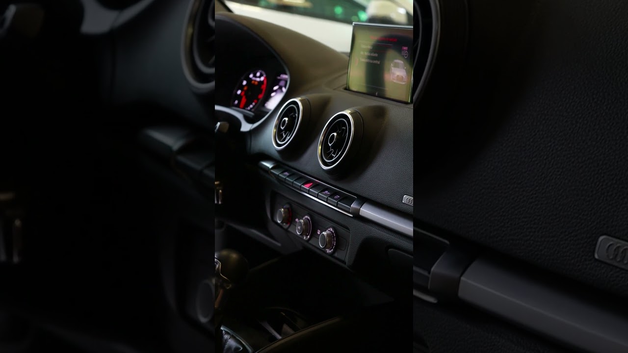 Sedã compacto de luxo que combina estilo elegante, desempenho sólido e tecnologia avançada. 