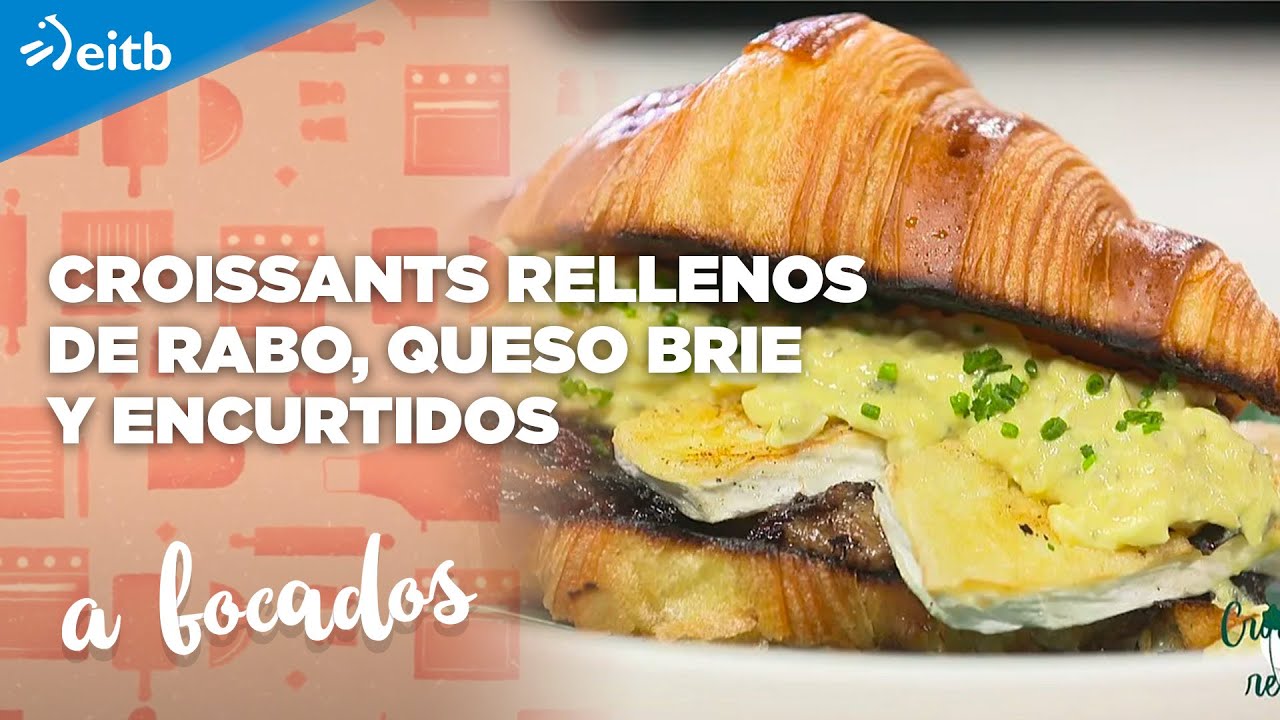 A BOCADOS: Croissants rellenos de rabo, queso brie y encurtidos