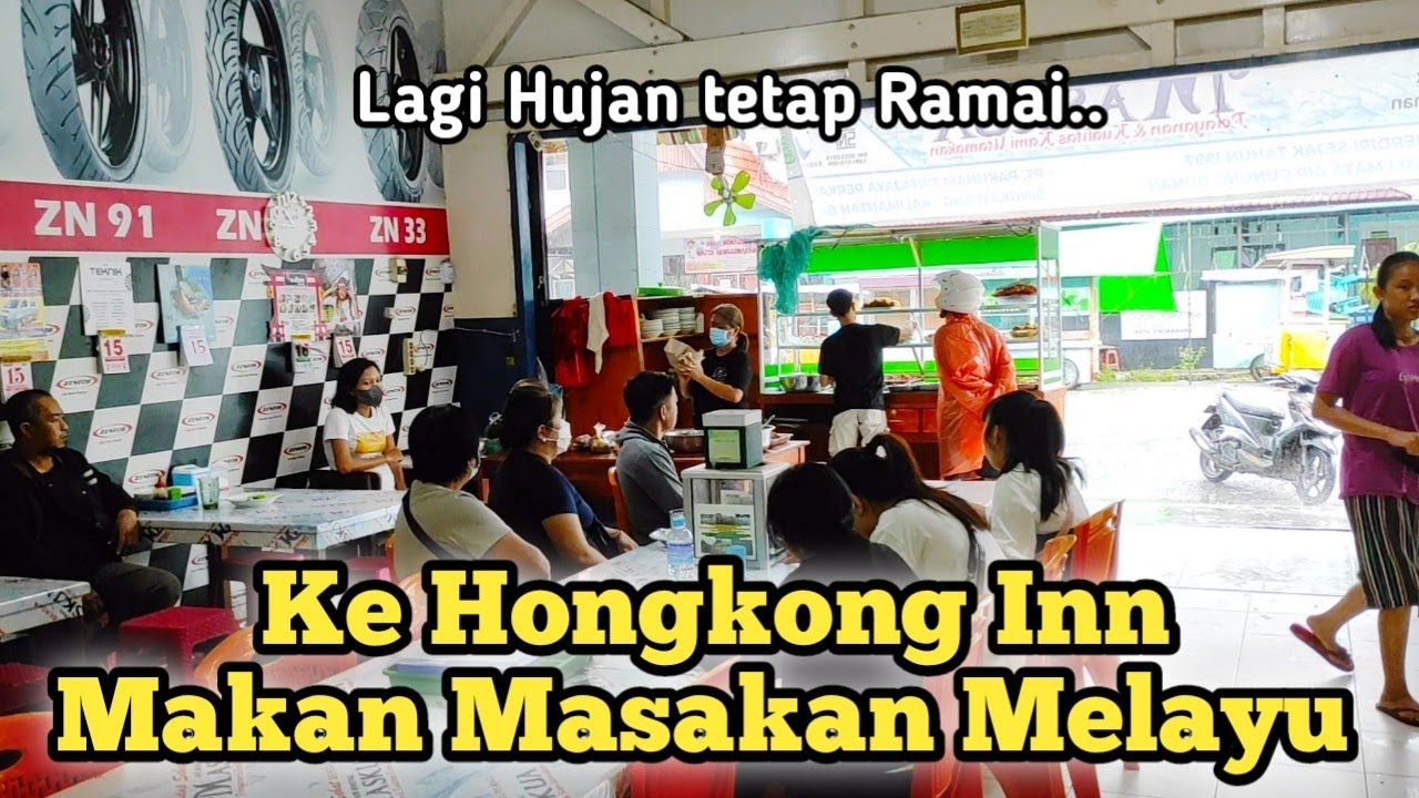 Masakan Melayu di depan Hongkong Inn. Sop tulang sapi dan bakwannya yahut. Hujan malah ramai.