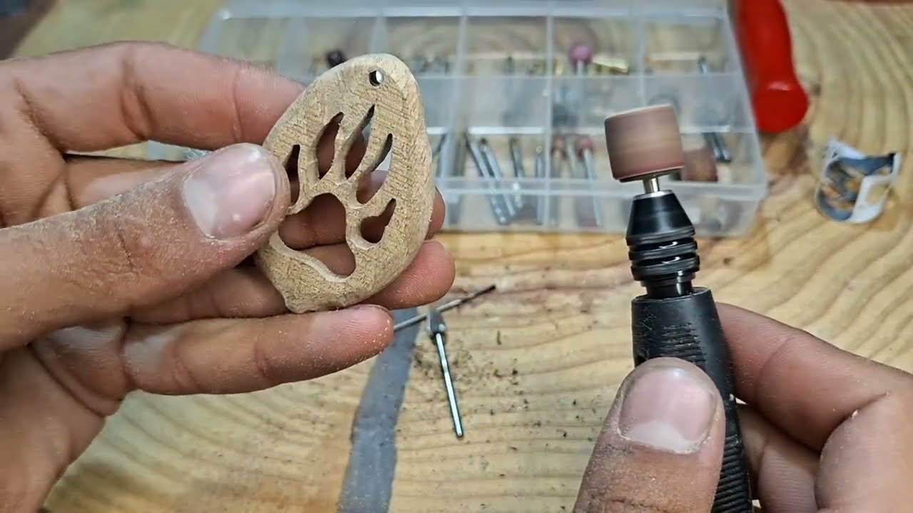 I Carved a BEAR CLAW into Wood &ndash; You Won't Believe the Final Look!