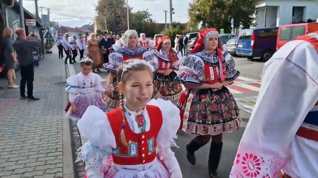 VACENOVICE-Hodov&yacute; průvod a pozv&aacute;n&iacute; na leto&scaron;n&iacute; do t&eacute;to obce na Kyjovsku