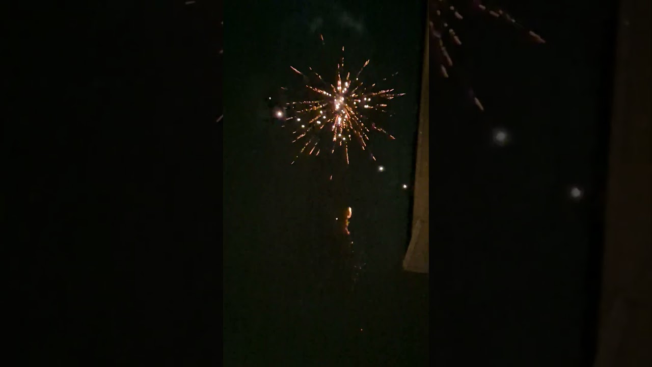 Dikke Vuurwerk Cake Midden In Woonwijk