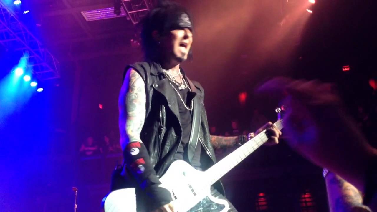 Sixx: A.M.- 