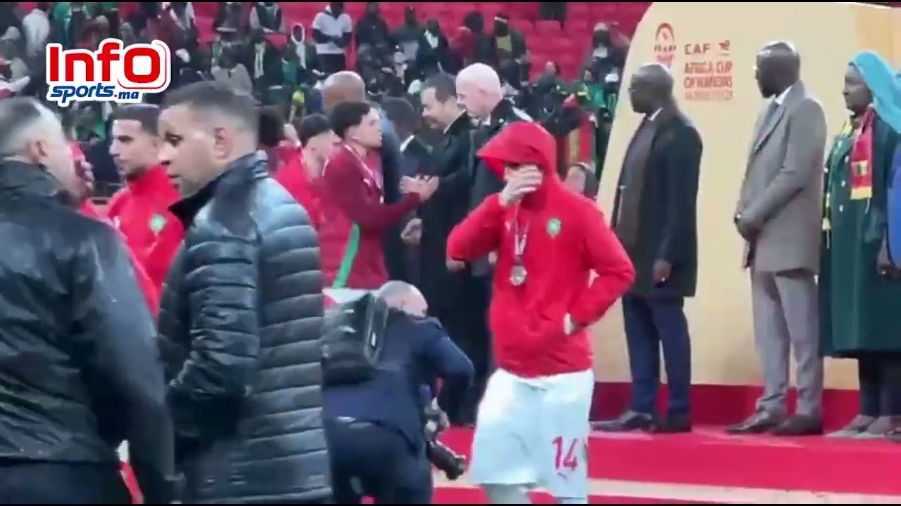 لحظات مؤثرة للمنتخب الوطني عند تتويجهم بالميدالية الفضية