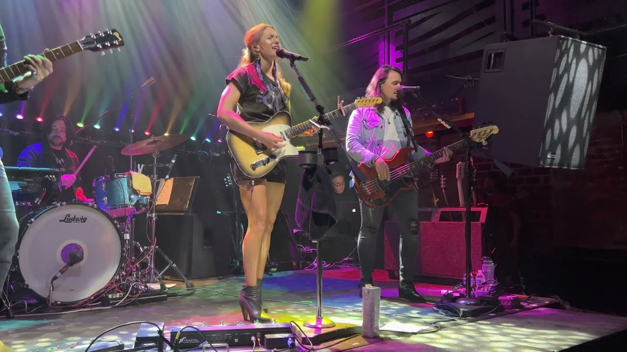 Caroline Jones “Getting to Me” live in Baltimore