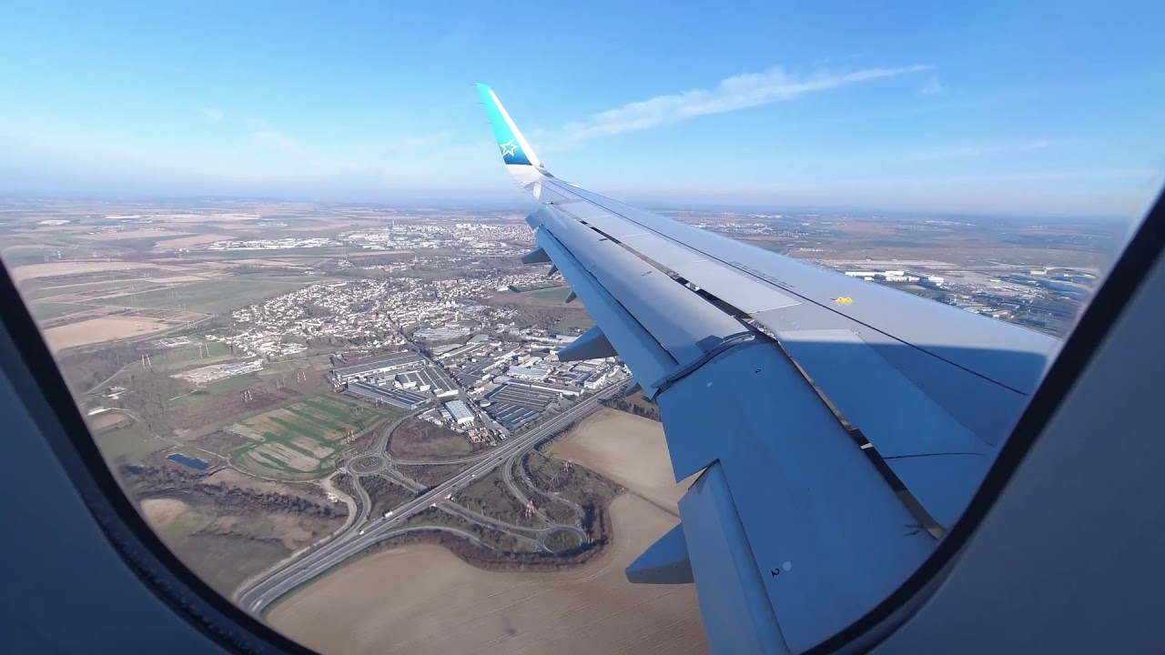 Atterrissage (A 321 neo LR) du vol TS110 d'Air Transat à Paris Charles de Gaulle, vue hublot.