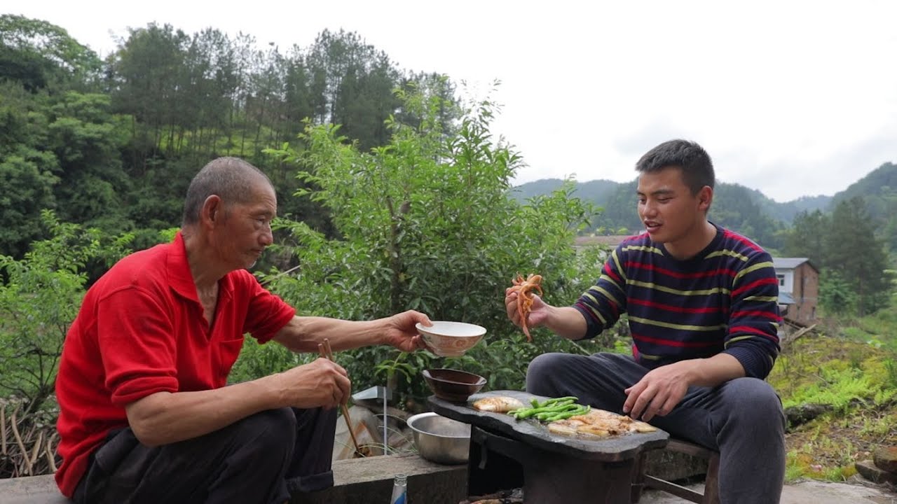 【石板烤肉】油滋滋满嘴爆香的石板烤肉！农村小伙自制石板烤肉，鱿鱼五花肉满满一大桌！|渝乡味小哥
