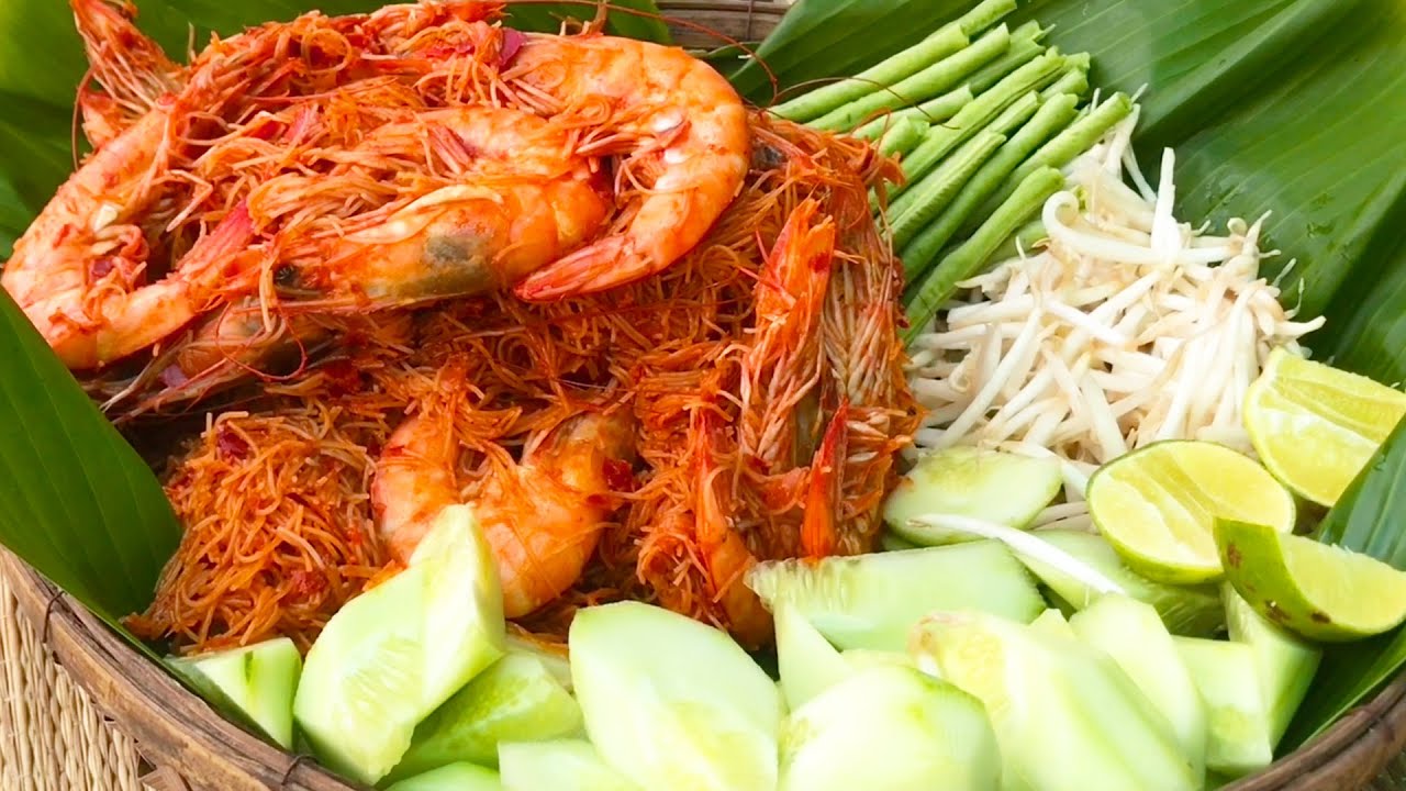 UNSEEN THAI NOODLES: MEE PAD GATI หมี่ผัดกะทิ | THAI FOOD COOKING