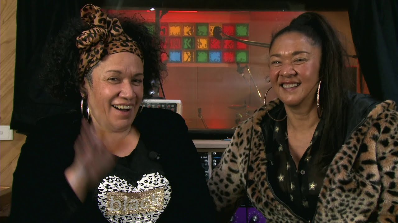 Vika & Linda  - When Will You Fall For Me / Down On The Jetty - Live on The Roadie Show