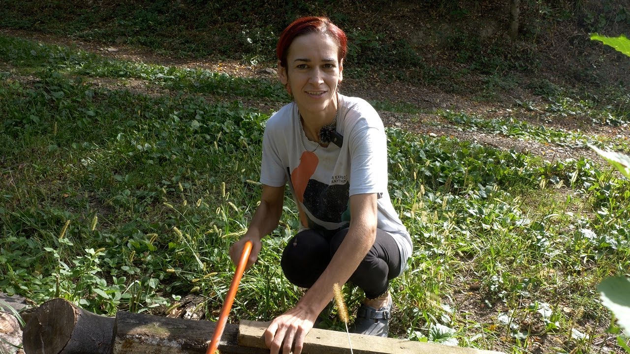 Ručnom pilom Amela svojoj djeci priprema ogrjev za zimu
