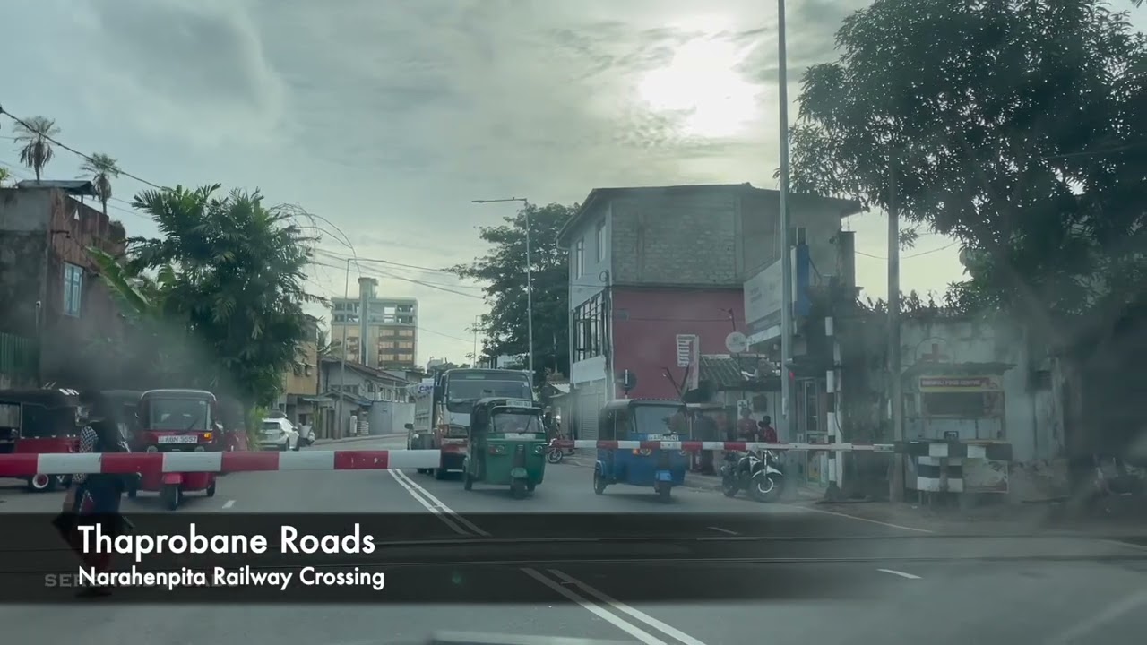 🇱🇰 Railway Crossing in Narahenpita through Kirimandala Mawatha #railway #roadtrips #roads