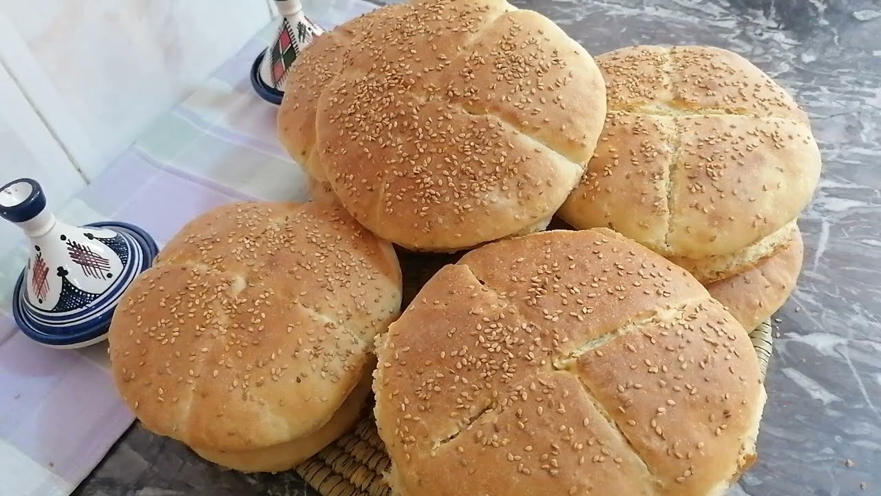 خبز العيد بحبة حلاوة والجلجلان هشيش ولذيذ