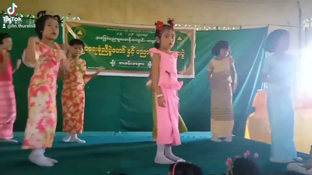 အဆိုးလေးသီချင်လေးနဲ့ကျောင်းကပွဲမှာကနေသောသမီးလေး  ဝတ်စုံလေးကတော့မေမေကိုယ်တိုင်ချုပ်ပေးထားတာလေးပါ