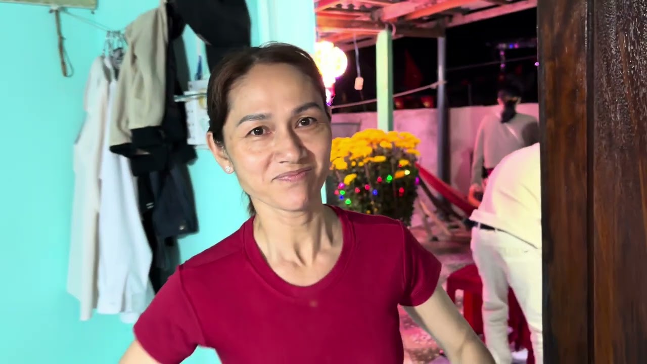 Thăm chúc Tết nhà Ông Bảy ngư dân làng chài Xuân Thạnh