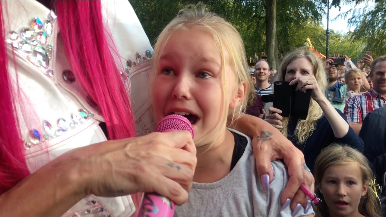 Girl gets surprised by her idol and adorably loses it