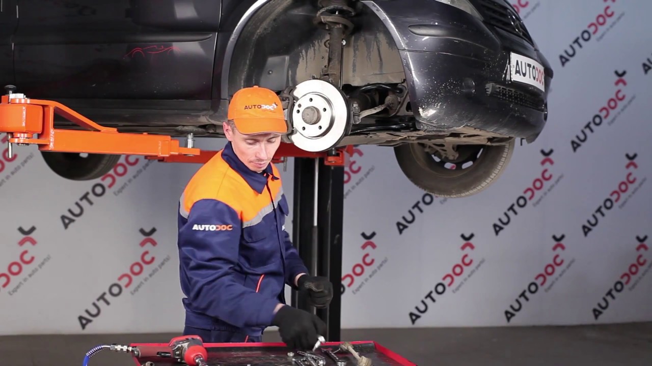 Jak wymienić łącznik stabilizatora przedniego w MERCEDES A W168 TUTORIAL | AUTODOC