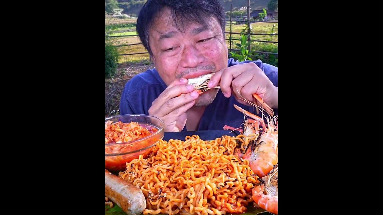 Eating fried rice with grilled shrimp is very delicious