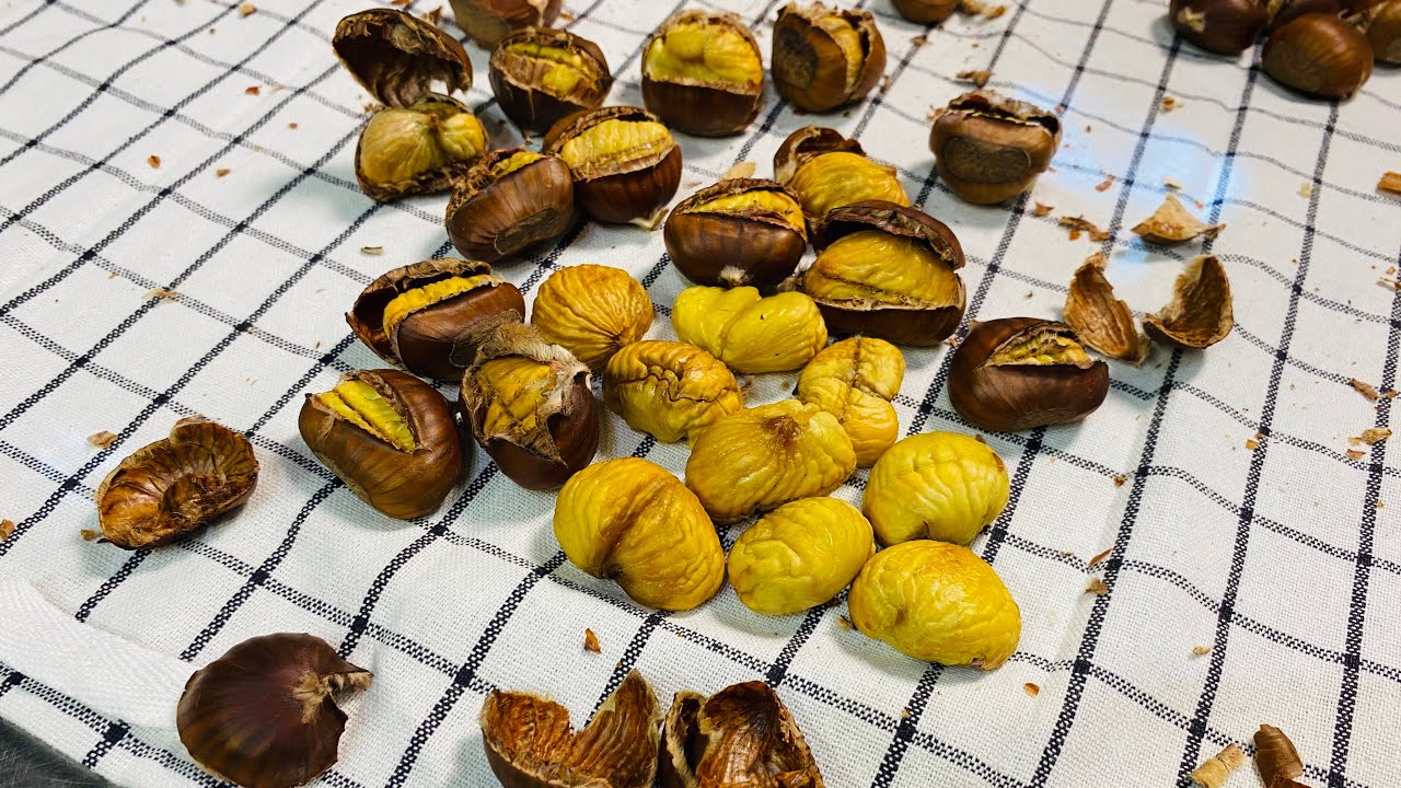 Le castagne caldarroste mettile in acqua e si sbucceranno bene ￼