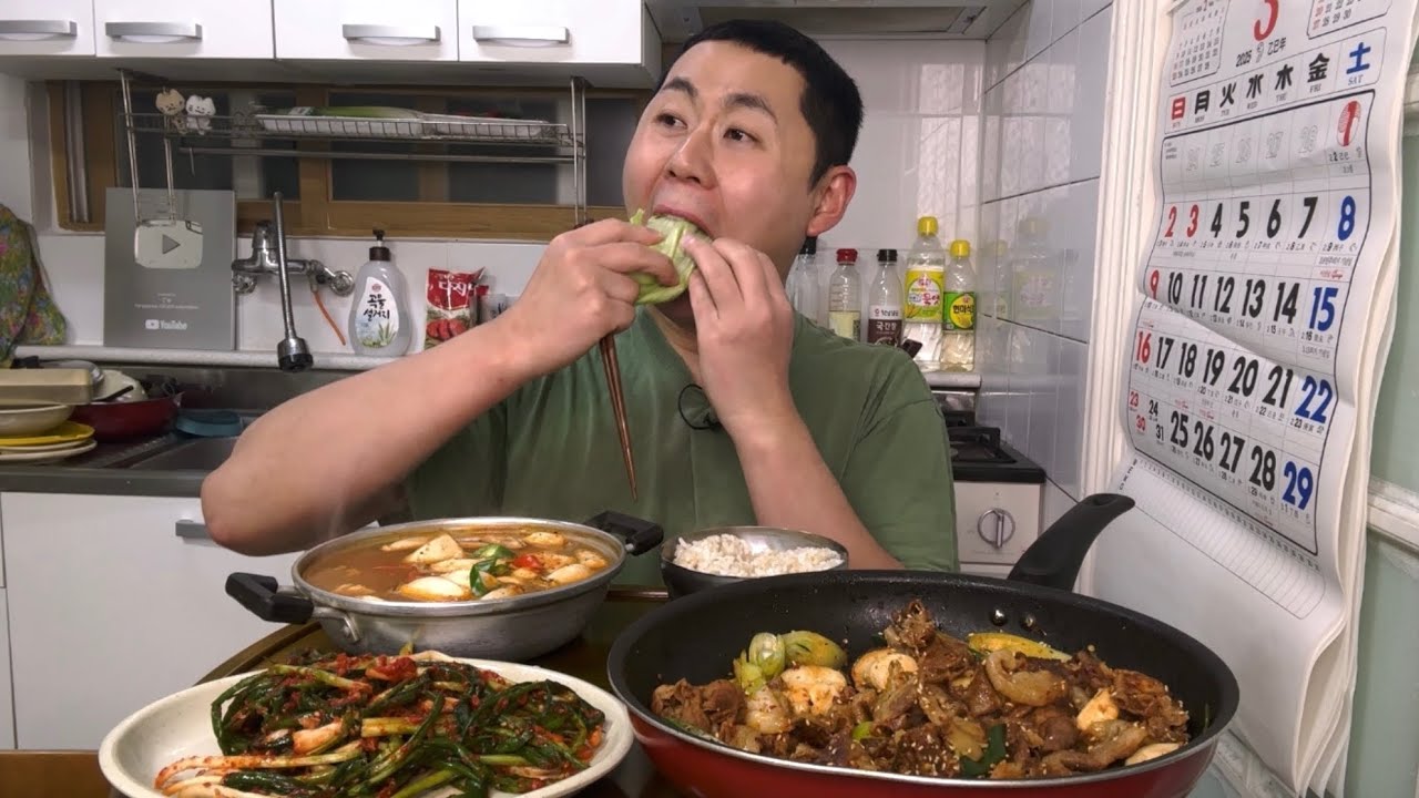 대패목살 사다가 제육볶고 두부 버섯 큼지막하게 칼칼하게 된장찌개 끓였습니다 먹방MUKBANG