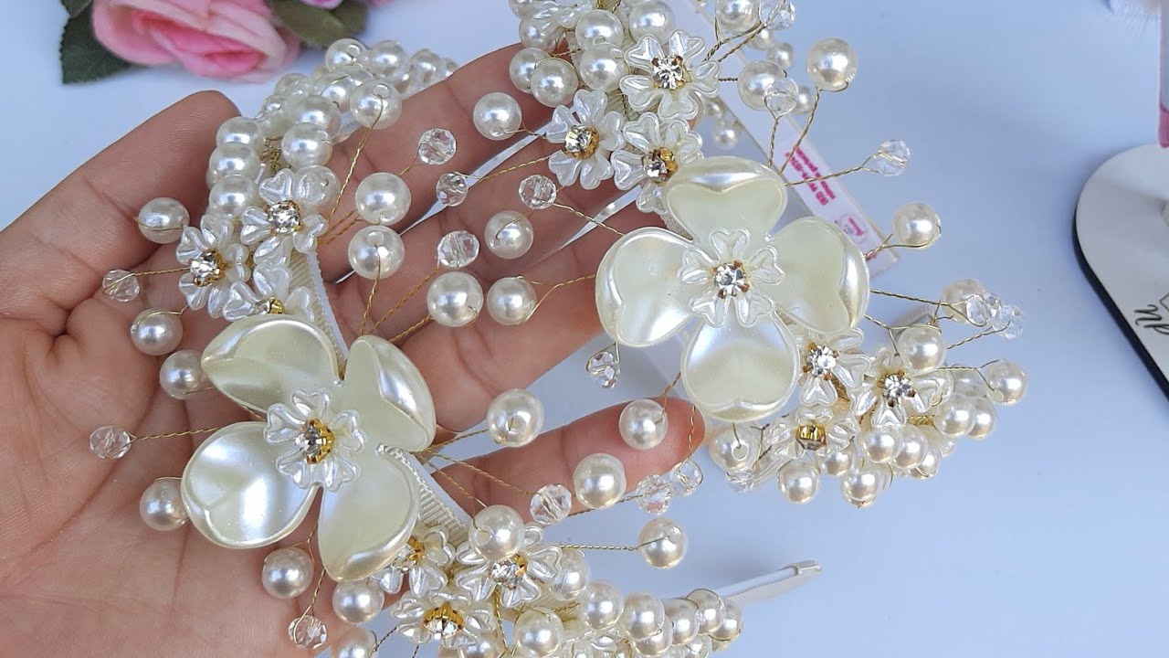 Veja essa tiara luxuosa toda bordada no no cabelo de anjo  + arranjos + flor acrílico