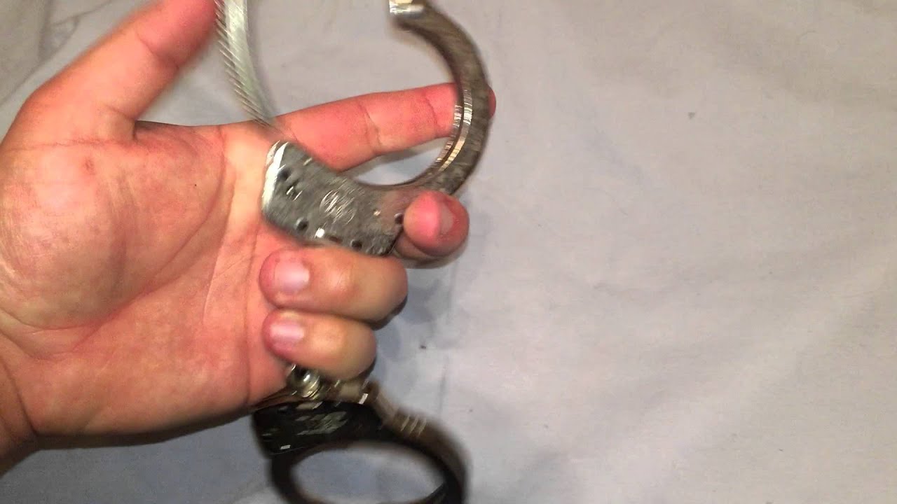 Smith and Wesson M&P Lever Lock / Model 300p Handcuff Review/Comparison