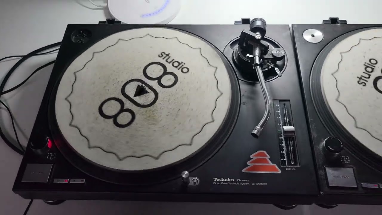 Studio 808s Technics SL-1210MK2 turntables
