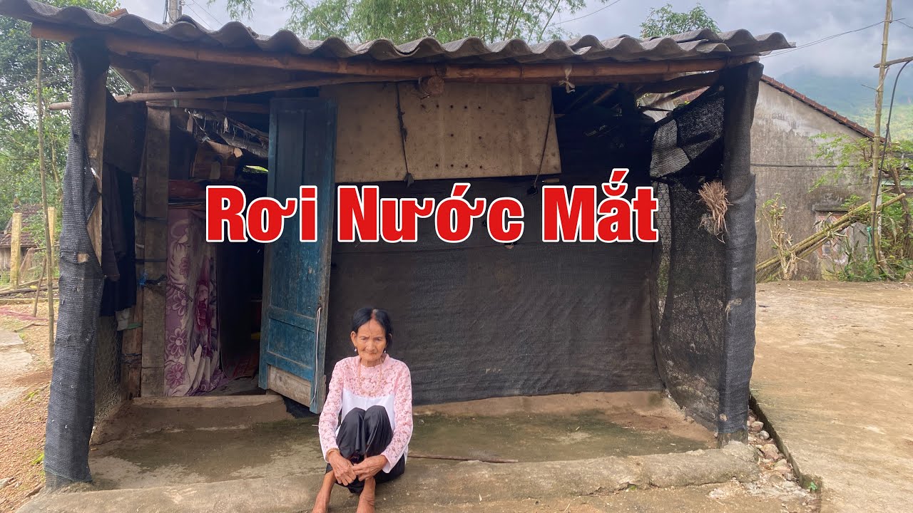Bà Cụ Ở Trong Căn Nhà Tan Nát, Hằng Ngày Đi Xin Gạo Để Sống Qua Từng Ngày.