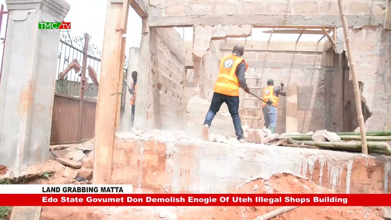 [WATCH] Edo State Govumet Don Demolish Enogie Of Uteh Illegal Shops Building