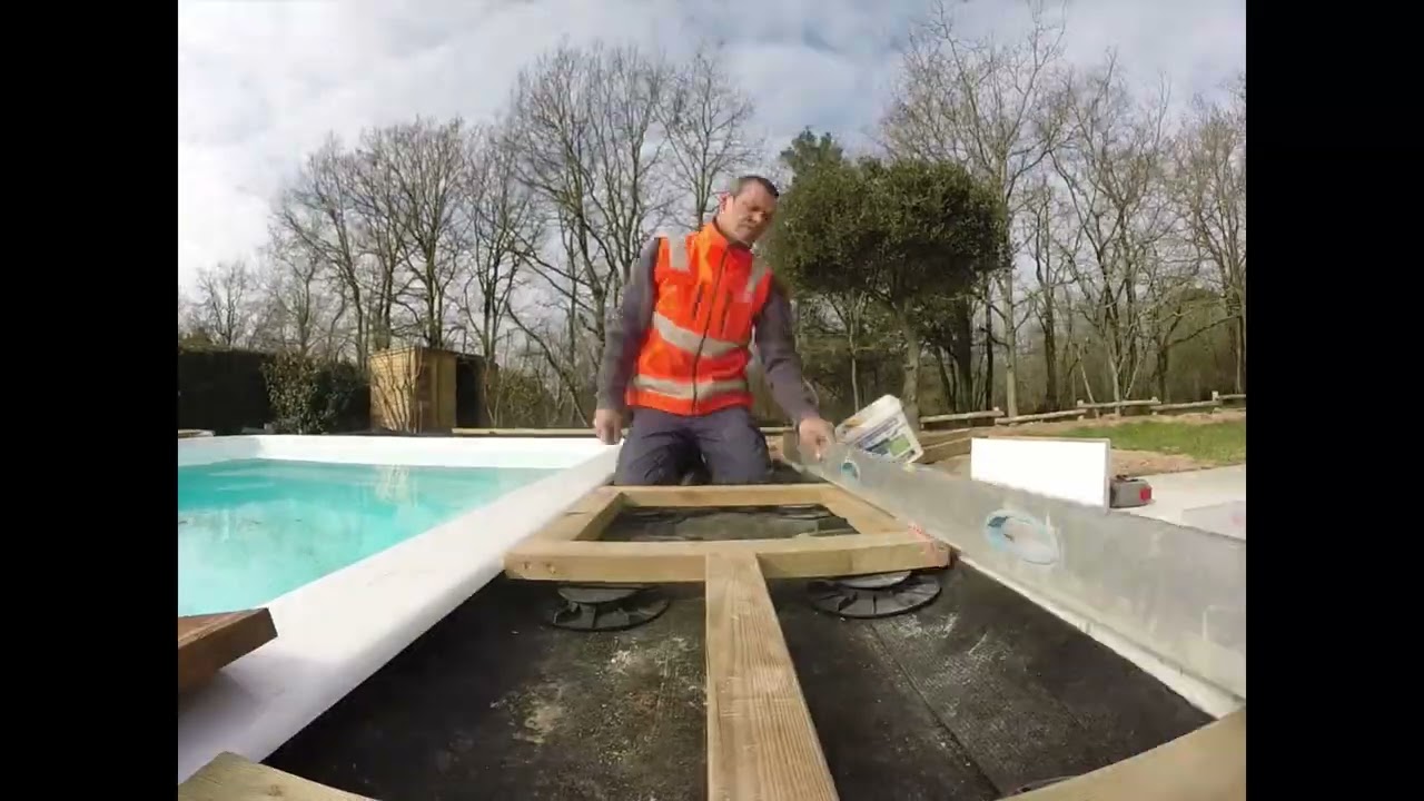 Terrasse bois autour d'une piscine coque.Paysagiste.Vendée.JARDISCINE Aménagement extérieur.