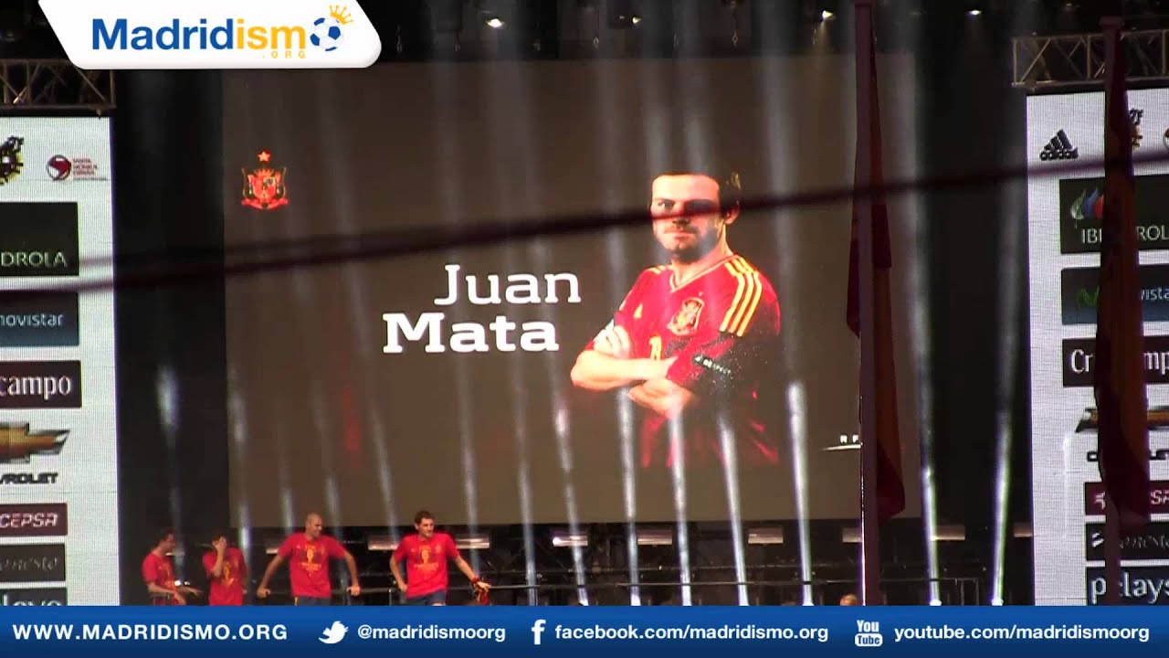 Pepe Reina presenta los jugadores en la celebración de los campeones del Euro 2012, España
