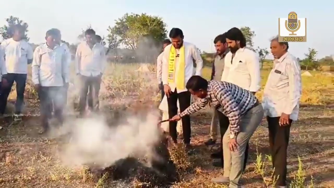 પ્રવિણરામ અને ખેડૂતોએ ખેતરમાં પકવેલા પાકના ભાગની હોલિકા દહન કરી સરકાર સામે વિરોધ નોંધાવ્યો.