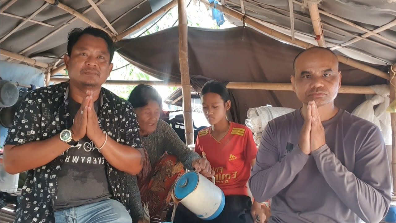 ក្មួយស្រី មករា ខំប្រឹងបាចត្រីតាមស្រែយកមកធ្វេីម្ហូប By Pou Vot