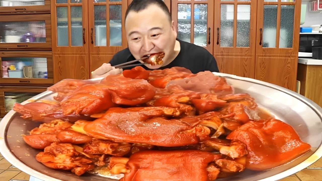 Ah Qiang's Braised Pig Trotters are amazing! They're so tender, chewy, and melt in your mouth!