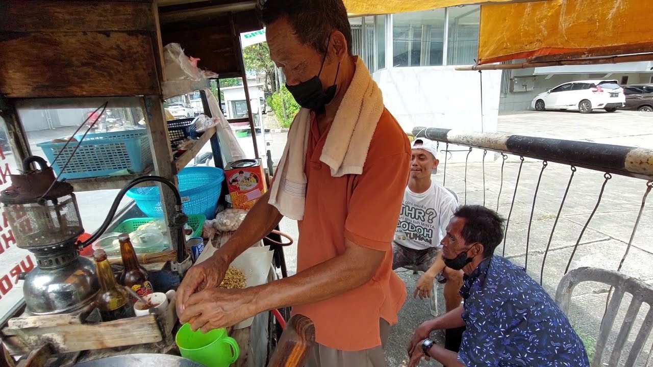 MULAI JUALAN DARI TAHUN 1996 !!! NASI GORENG PAK DE JANGKUNG - INDONESIAN STREET FOOD