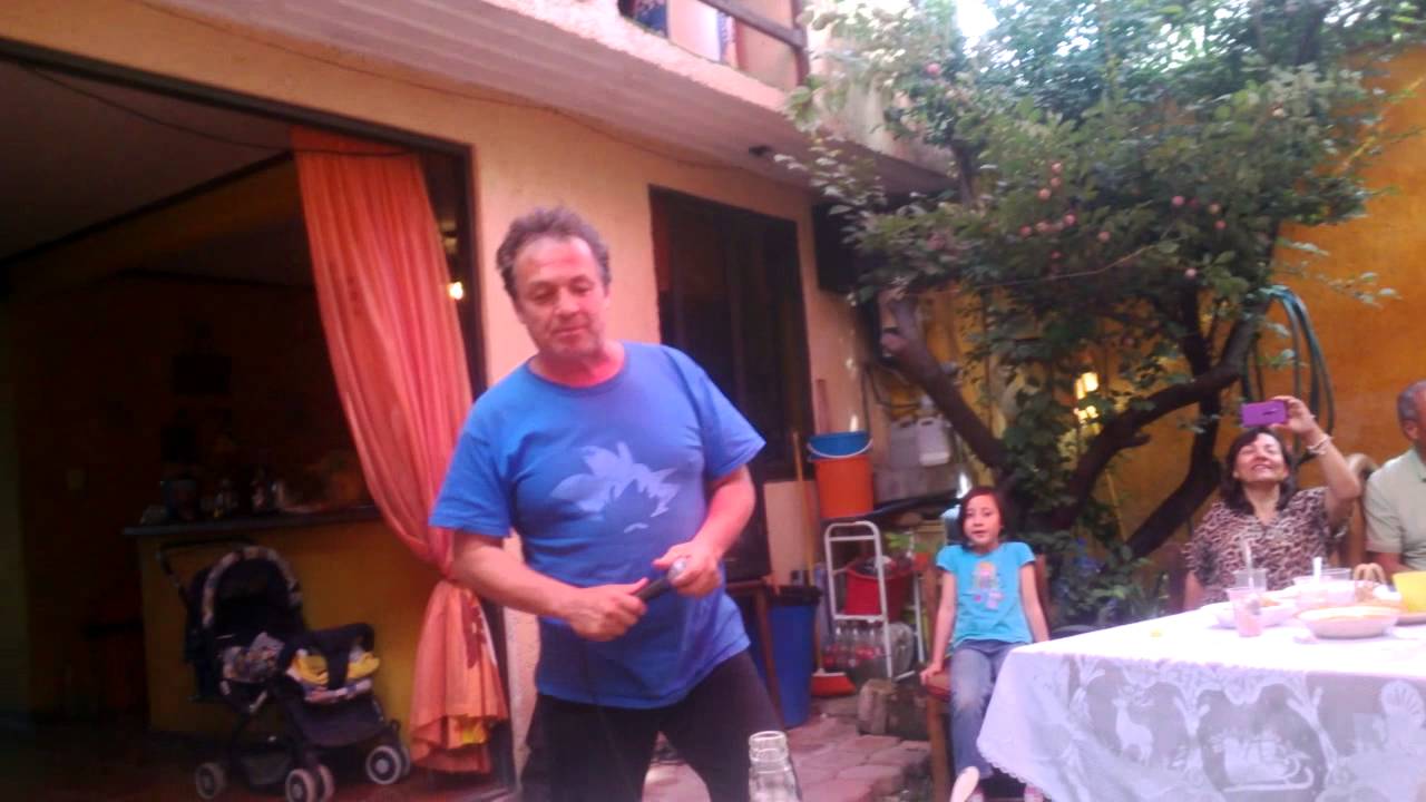 Adrian Barba canta en vivo Perfume de Gardenias