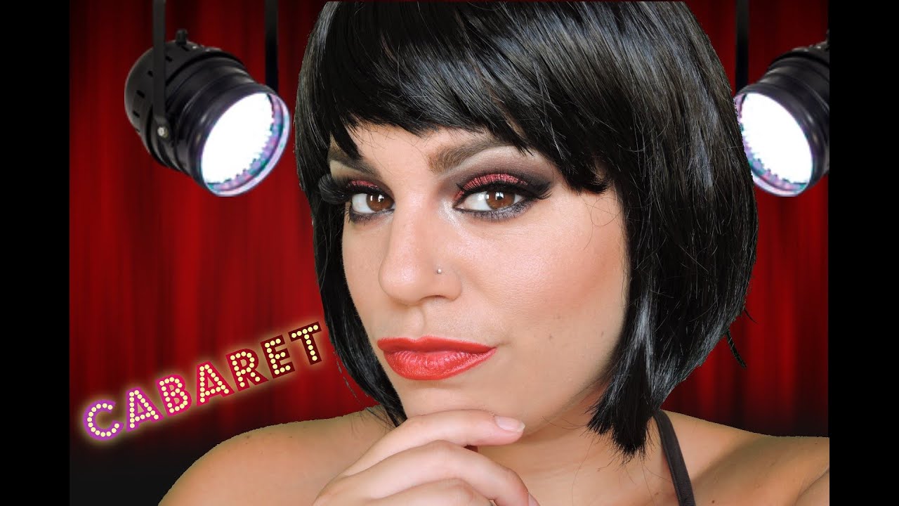 Maquillaje Burlesque o de Cabaret. Maquillaje dramático ahumado negro con glitter.
