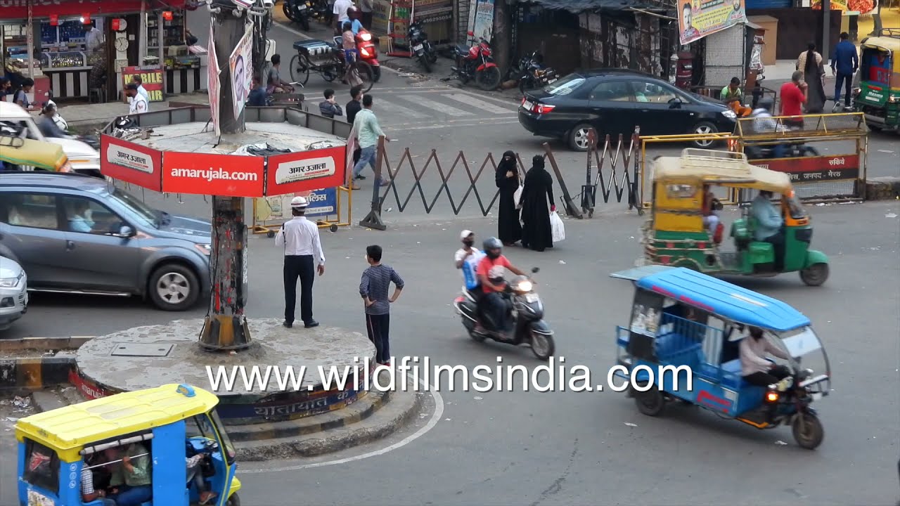 Poor harried traffic policeman tries to quell unruly traffic in Meerut: does he succeed?