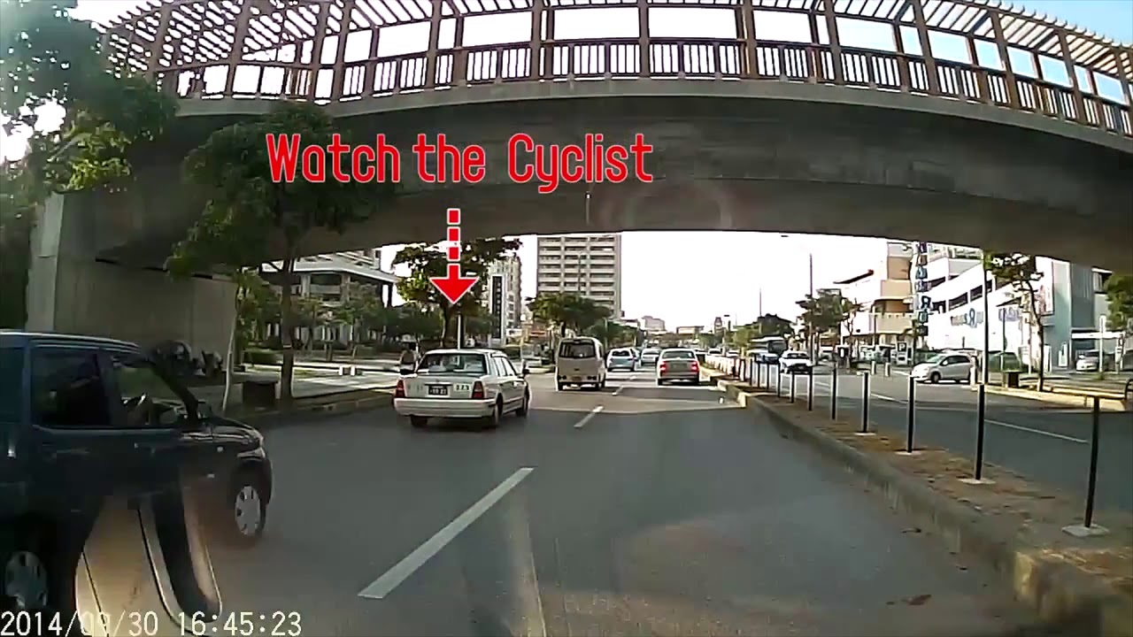 Cyclist fail compilation - clipless, crashes, clumsy and stupid cyclists!