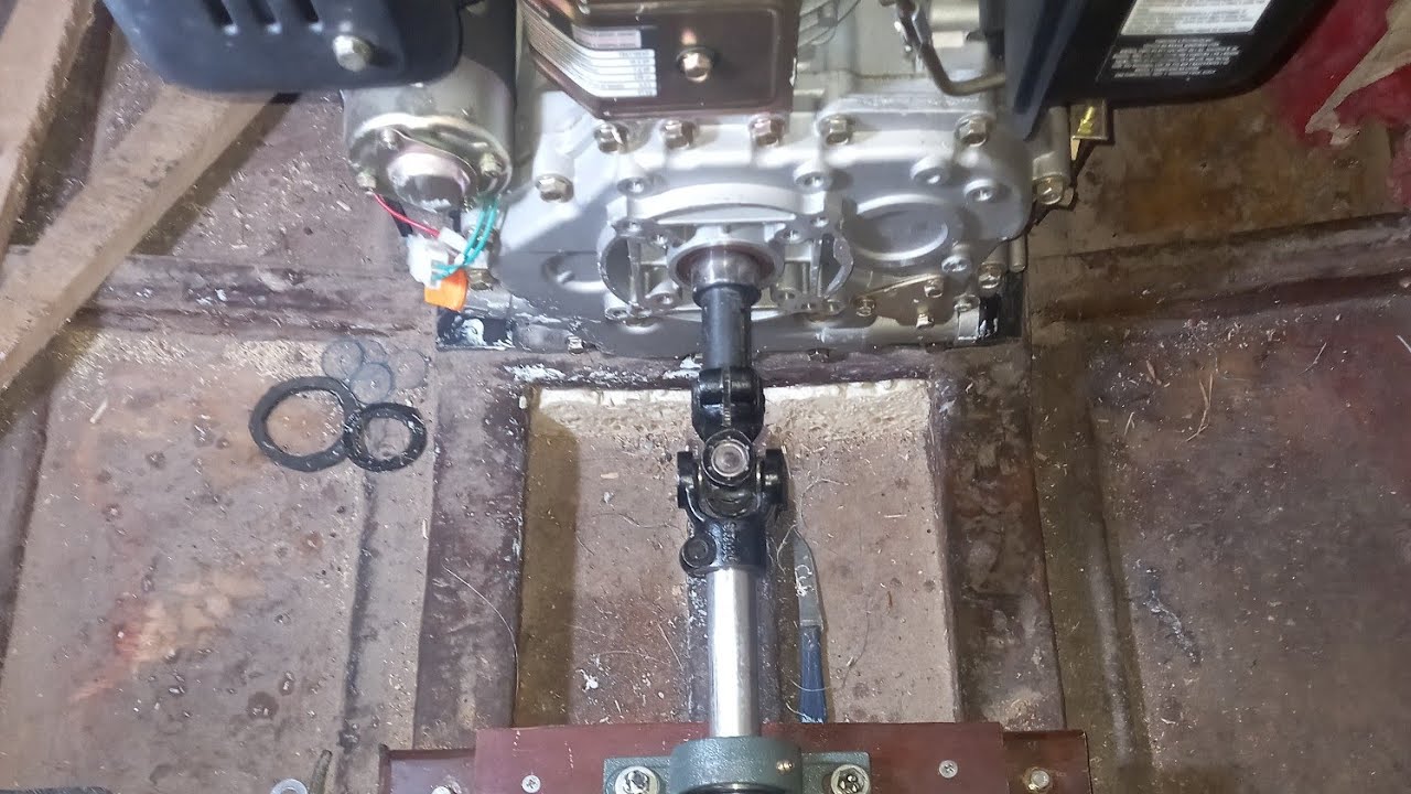 INSTALANDO E TESTANDO O MOTOR COM O EIXO ACOPLADO NA JANGADA,FICOU TOP DE VERDADE.