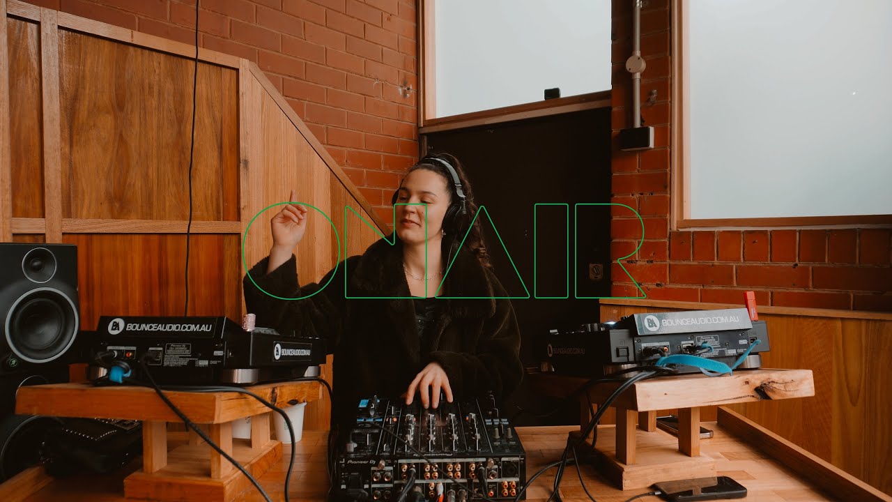 Alice Payne | Groovy Deep House Mix In A Cafe | Espresso Sessions