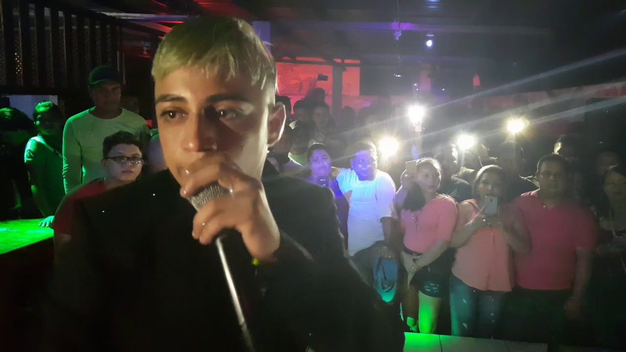Alacrán de la sierra canta en vivo con una gran admiradora