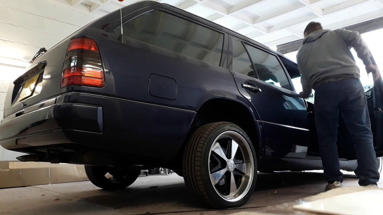 Mercedes w124 wagon lowrider on hydraulics