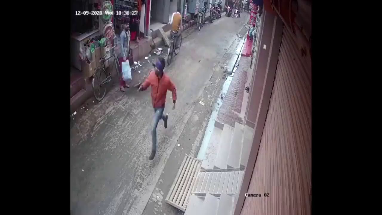 #WATCH | Armed assailants loot gold in broad daylight from a jewellery shop in Darbhanga, Bihar.