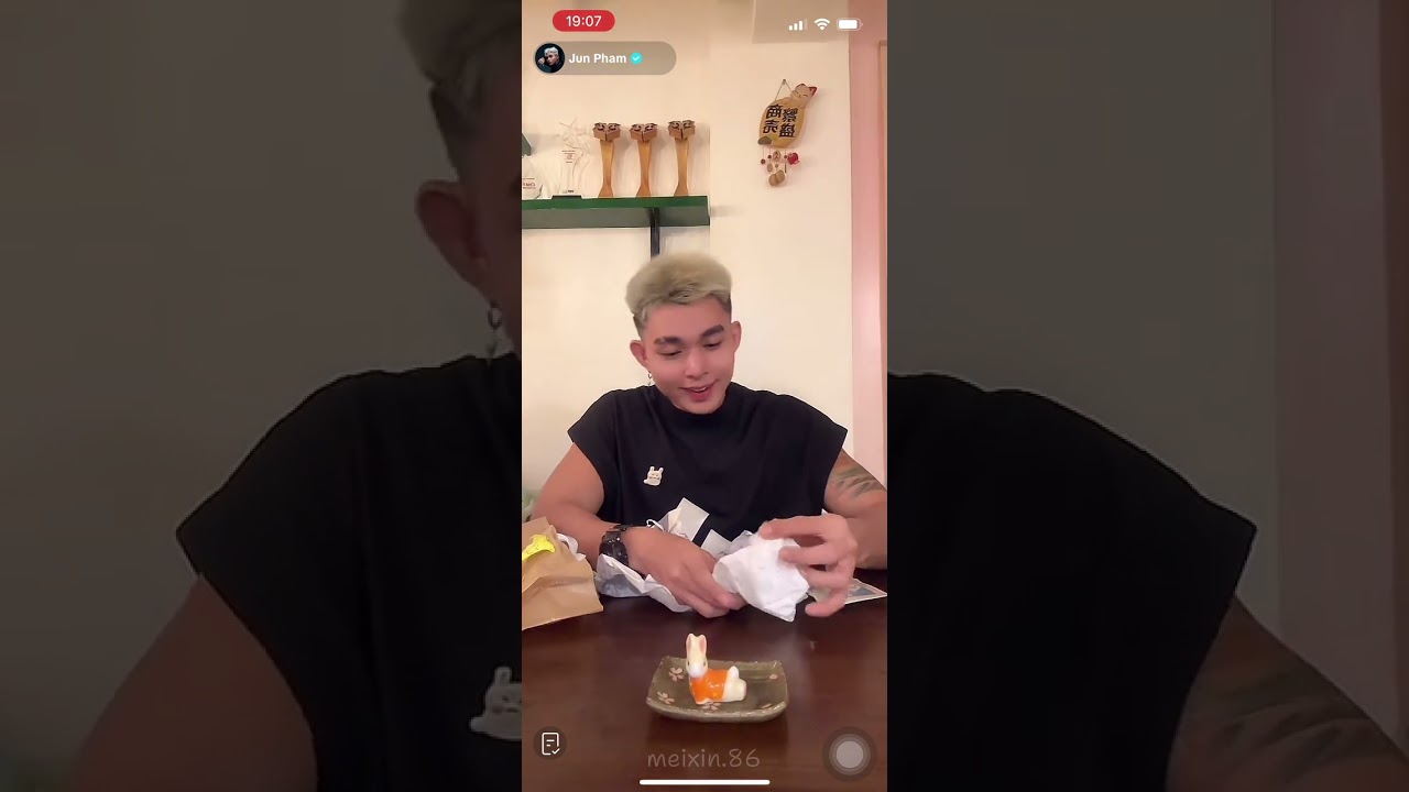 [07.11.2024] - Jun Phạm livestream khui quà fan tặng tại JUNIVERSE IN HCM