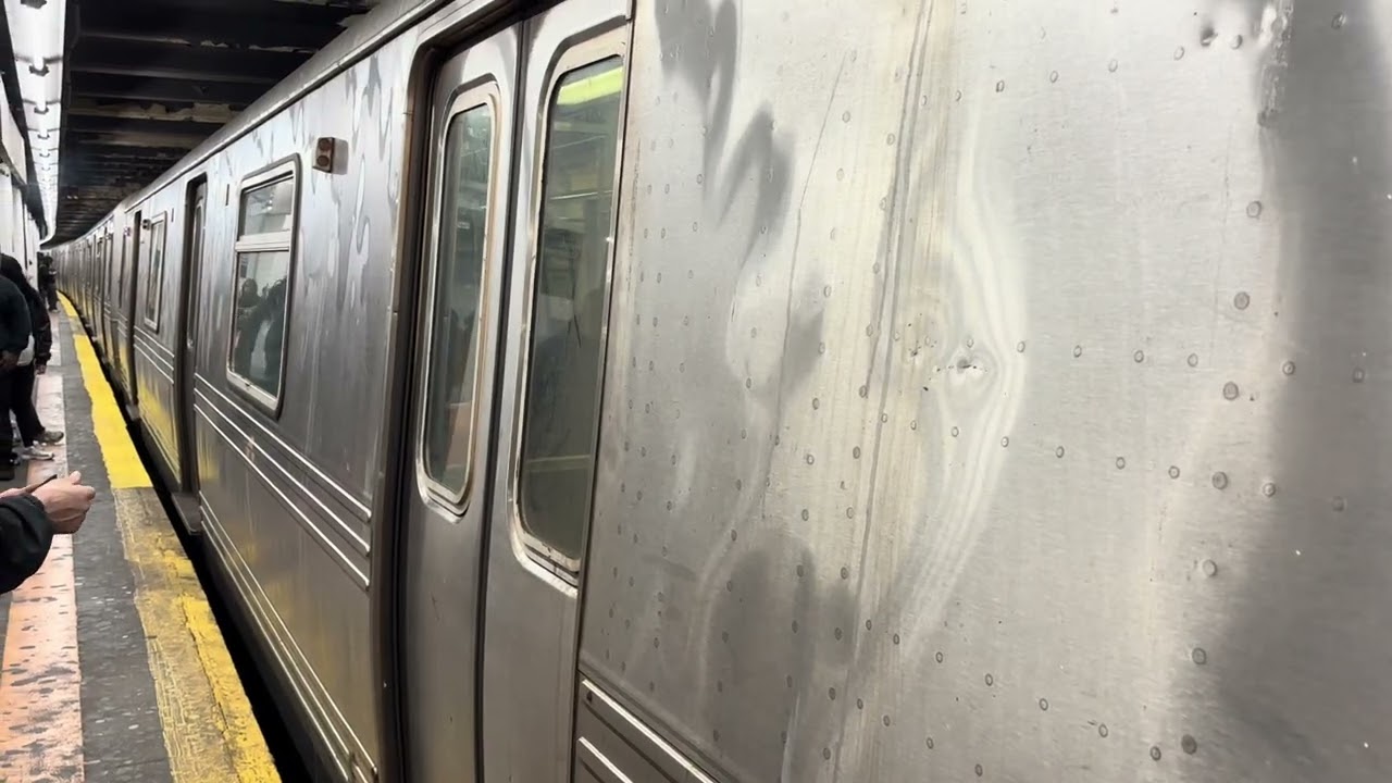 R46 Schoolcar Arrives and Departs Hoyt-Schermerhorn St