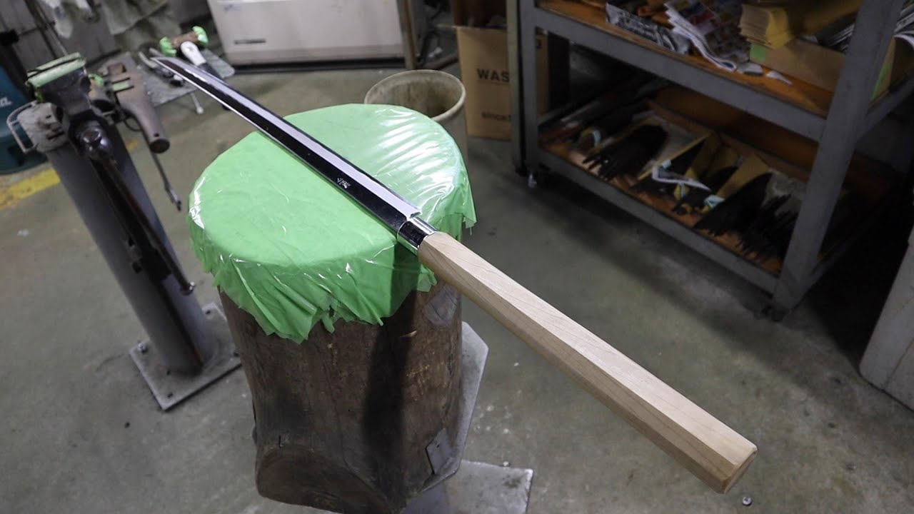 Making Tuna knife using 10 year-old steel forged by our previous top rank blacksmith Toshihisa.